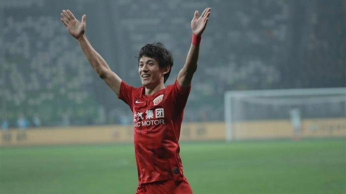 IM电竞官网-36 岁 “老黄忠” 王燊超再战一年，“带刀侍卫”靠啥关键时刻总能进球？